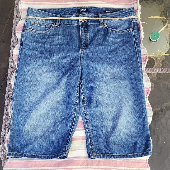 Jones New York Mid-Wash Denim Jean Cruise Short Size 12 - Picture 2 of 12